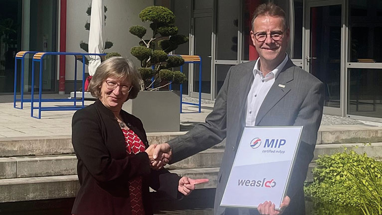 Heike Vocke übernimmt das MIP-Zertifikat für weasl