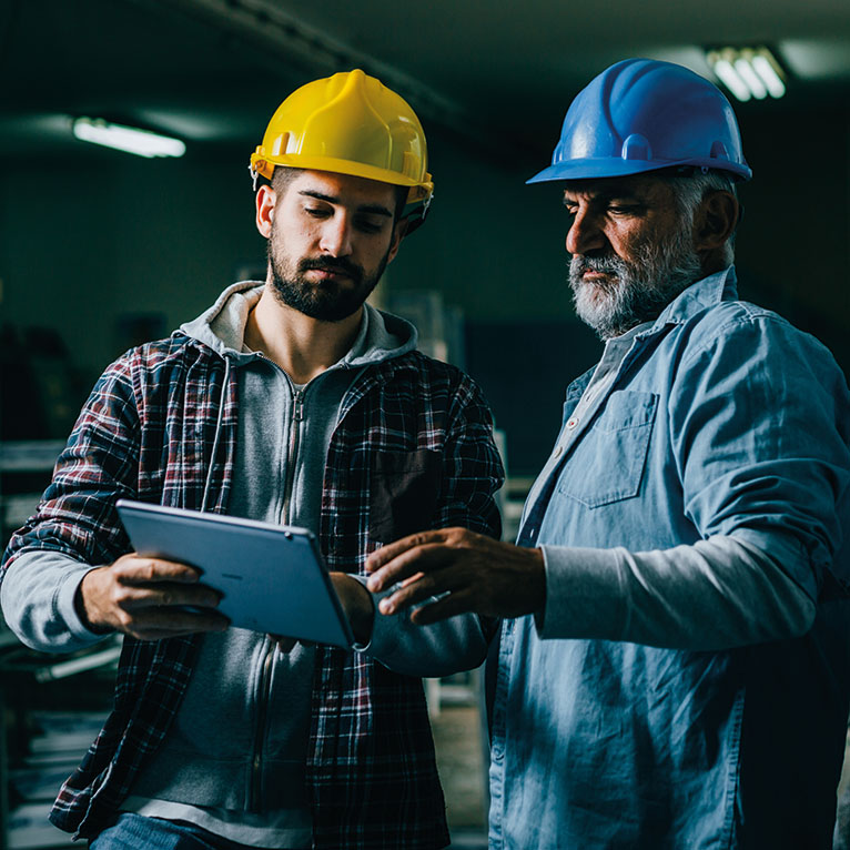 New Work in der Produktion: zwei Werker mit einem Tablet